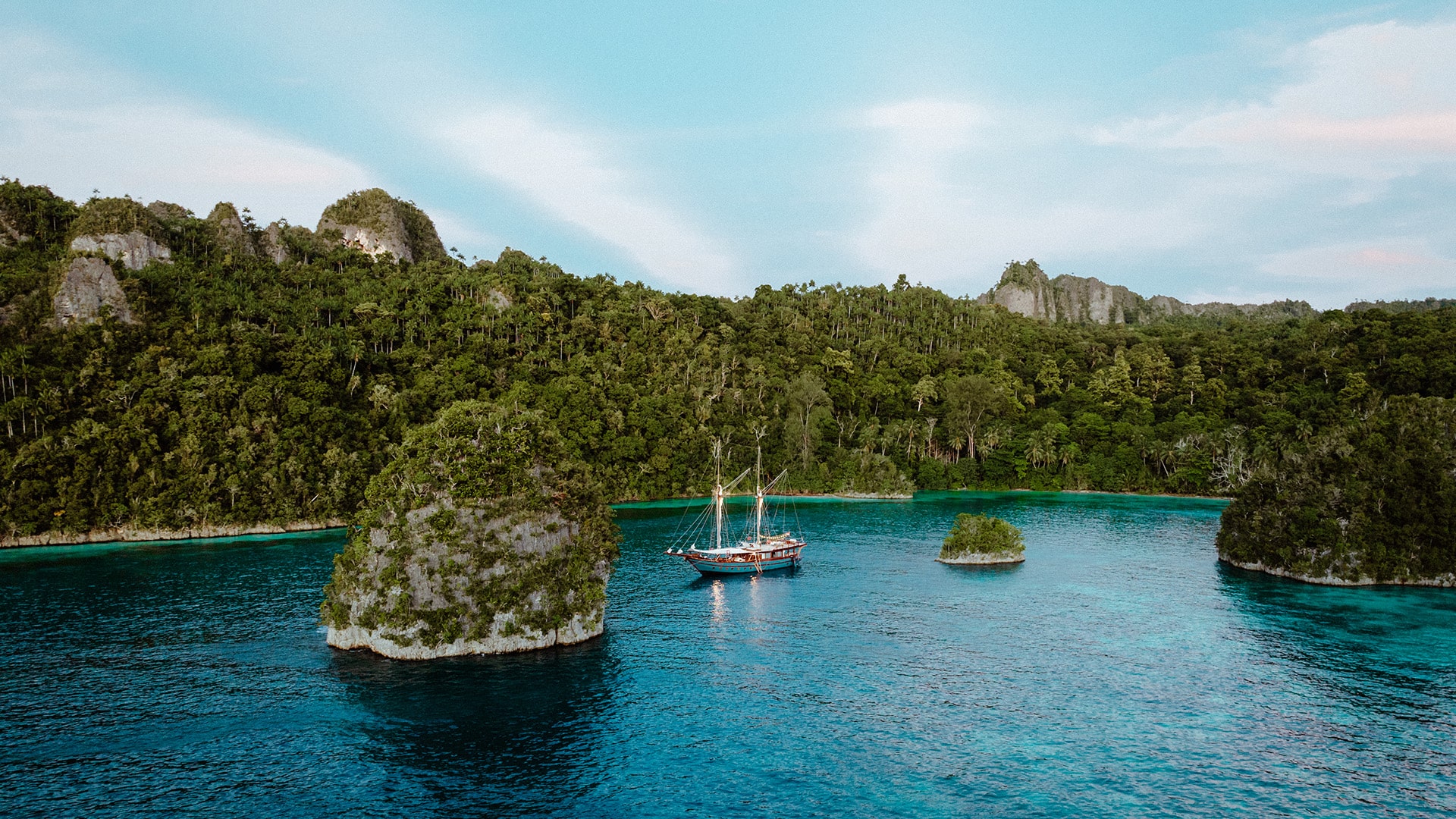 Pacific-High_speedboat-raja-ampat