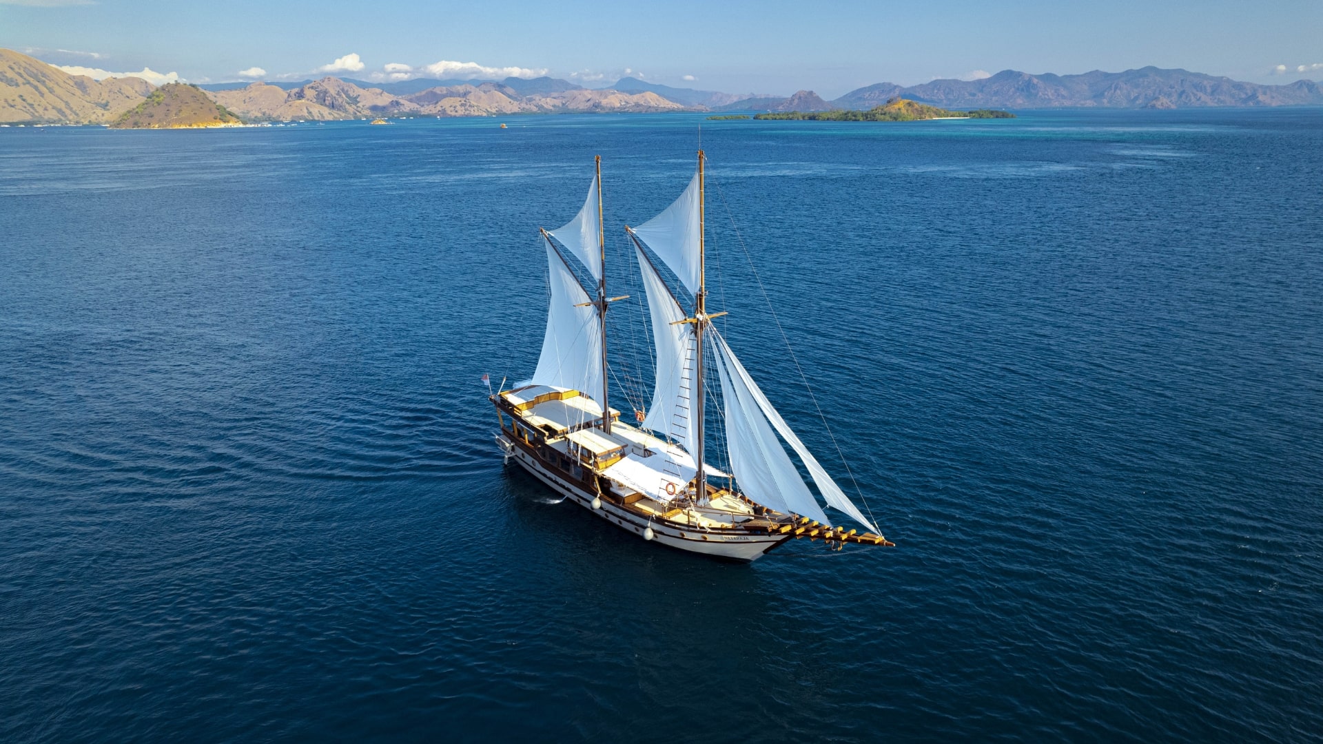 Nataraja yacht sailing in Komodo National Park