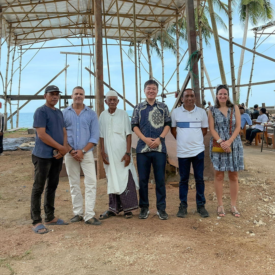 Pacific High luxury private yacht Senja with 2 guests enjoying cocktails at sunset